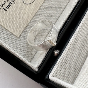 Bague minimaliste en argent S925 brossé avec trois perles dans un écrin à bijoux