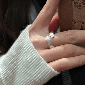 Minimalist S925 sterling silver open ring with brushed texture on female finger