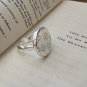 Retro S925 sterling silver ring with engraved floral oval face and wavy adjustable band