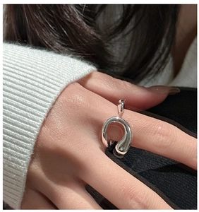 Detailed view of an S925 sterling silver liquid-style open ring on a model's finger