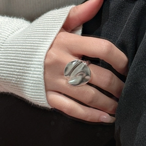 Minimalist S925 sterling silver ring featuring a unique textured fluid disc design