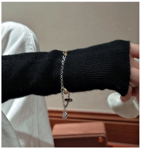 Détail du bracelet en argent S925 avec cristaux foncés et breloques en forme de larme