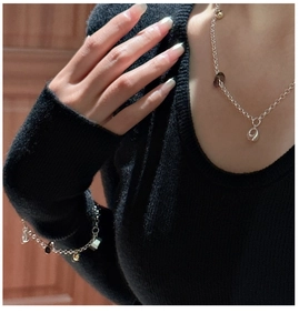 Gros plan d'un bracelet géométrique en argent S925 avec breloques en quartz fumé