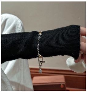 Détail d'un bracelet géométrique en argent S925 avec quartz fumé et perles dorées