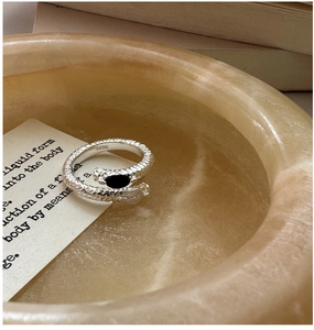 Close-up of S925 sterling silver snake ring with black gemstone and engraved scales