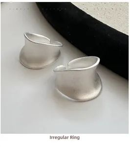 Macro-opname van S925 sterling zilveren onregelmatige open ringen met matte afwerking