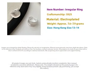 Detailopname van de matte S925 sterling zilveren onregelmatige brede open ring