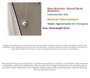 Détail collier pendentif grenade en argent 925 avec finition mate sur chaîne vénitienne