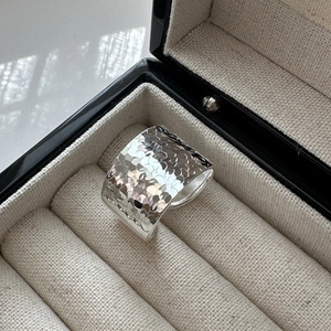 Bague large minimaliste en argent sterling S925 avec texture martelée en écailles