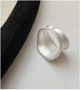 Macro-opname van een minimalistische S925 sterling zilveren ring met matte textuur