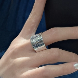 Bague large en argent sterling S925 avec surface martelée sur une main de femme