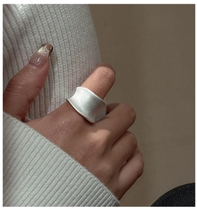 Macro-opname van een minimalistische S925 zilveren zadelring met een matte finish