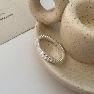Minimalist S925 sterling silver ring featuring vertical textured ridges on a ceramic plate