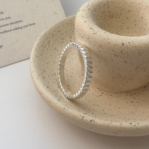 Minimalist S925 sterling silver ring with vertical texture finish on ceramic background