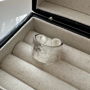 Bague large ouverte en argent sterling S925 avec texture scintillante martelée