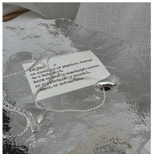 Détail du pendentif goutte en argent S925 avec poinçon AG925 sur la gourmette