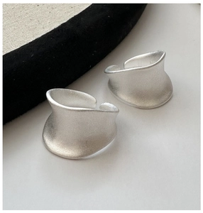 Detailopname van S925 zilveren zadelring met matte gezandstraalde afwerking en keurmerk
