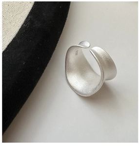 Macro-opname van S925 zilveren ring met interne S925 stempel en matte geborstelde textuur