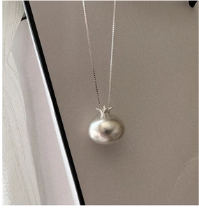 Vue macro du pendentif grenade mat en argent 925 sur une chaîne vénitienne fine