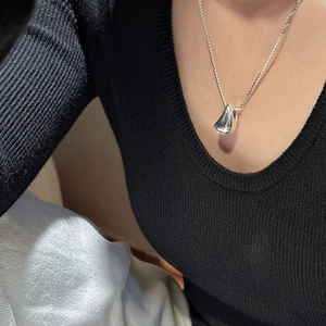 Collier minimaliste en argent sterling S925 avec pendentif goutte d'eau irrégulier sur modèle