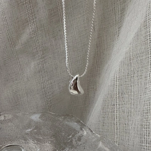 Collier minimaliste en argent sterling S925 avec un pendentif goutte d'eau fluide sur chaîne fine