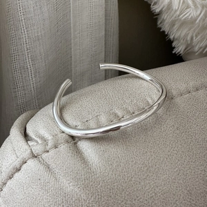 Minimalist S925 sterling silver open bangle with polished surface in a modern style