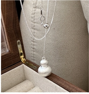 Detailaufnahme des matten S925 Sterlingsilber-Kalebassen-Anhängers mit verstellbarer Kette