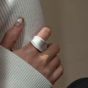 Minimalistische S925 sterling zilveren zadelring met matte afwerking aan de hand