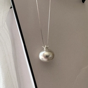 Collier en argent sterling 925 avec pendentif grenade et finition mate sur chaîne fine