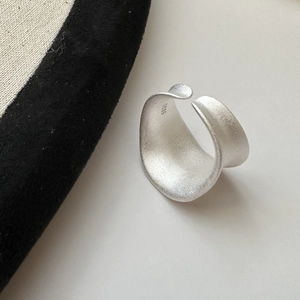 Matte S925 sterling zilveren brede zadelring met onregelmatig golvend ontwerp open