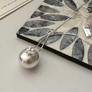 Collier minimaliste en argent sterling S925 avec un grand pendentif perle ronde mate