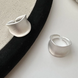 Minimalistische S925 sterling zilveren zadelring met een matte geborstelde afwerking