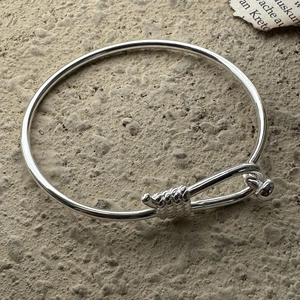 Minimalist S925 sterling silver horseshoe knot bangle with industrial U-shaped hook closure