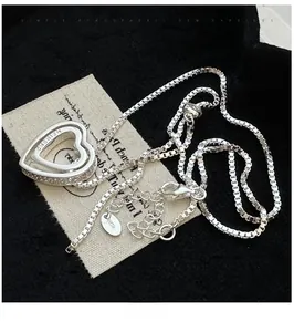 Détail du collier cœur en argent S925 avec gravure CHERISH et chaîne à mailles carrées