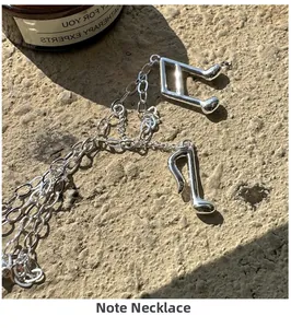 Vue détaillée du collier en argent S925 avec pendentifs de notes de musique d'art