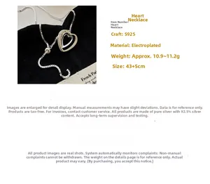 Détail macro du collier en argent S925 avec pendentif double cœur et strass étincelants