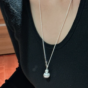 Minimalistische S925 Sterlingsilber Flaschenkürbis Kette mit mattem Anhänger am Modell