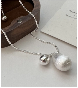 Détail du collier goutte en argent sterling S925 avec textures mates et polies