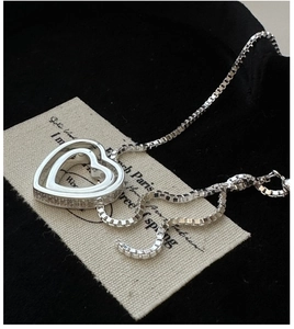 Détail d'un collier cœur en argent S925 avec incrustation de zircon sur velours noir