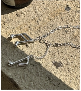 Détail du collier note de musique en argent S925 avec finition miroir et chaîne en O