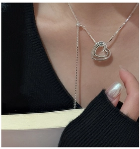 Détail du pendentif double cœur en argent S925 sur une chaîne à mailles vénitiennes
