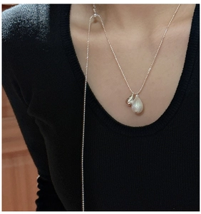 Détail du collier S925 avec pendentifs gouttes d'eau aux finitions mate et polie