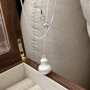 S925 Sterling Silber Wu Lou Anhänger Halskette mit matt gebürstetem Finish und Verstellkette