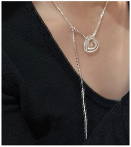 Gros plan du collier coeur en argent S925 avec chaîne à pampilles réglable par curseur