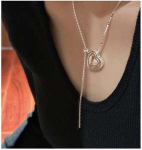 Détail du collier S925 en argent avec pendentif cœur et chaîne réglable coulissante