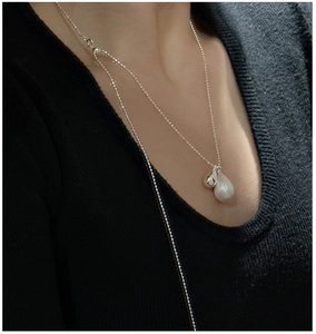 Détail macro du collier goutte en argent S925 avec finitions polies et givrées élégantes