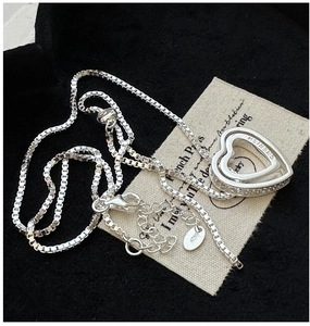 Détail du collier cœur en argent sterling S925 avec un pendentif gravé CHERISH