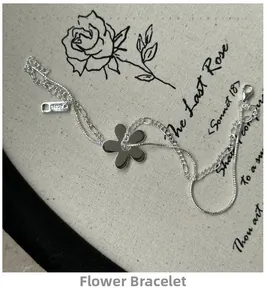 Détail d'un bracelet double couche en argent S925 avec fleur sur toile à motif rose