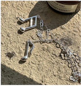 Détail des pendentifs notes de musique en argent S925 avec chaîne à pompons multicouche