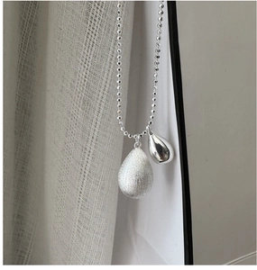 Détail du collier en argent S925 avec pendentifs goutte d'eau mats et polis brillants